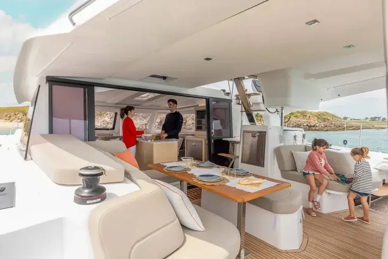 Fountaine Pajot FP 41 – Un cockpit, vrai espace de vie 2 Fountaine Pajot FP 41 – Un cockpit, vrai espace de vie 2