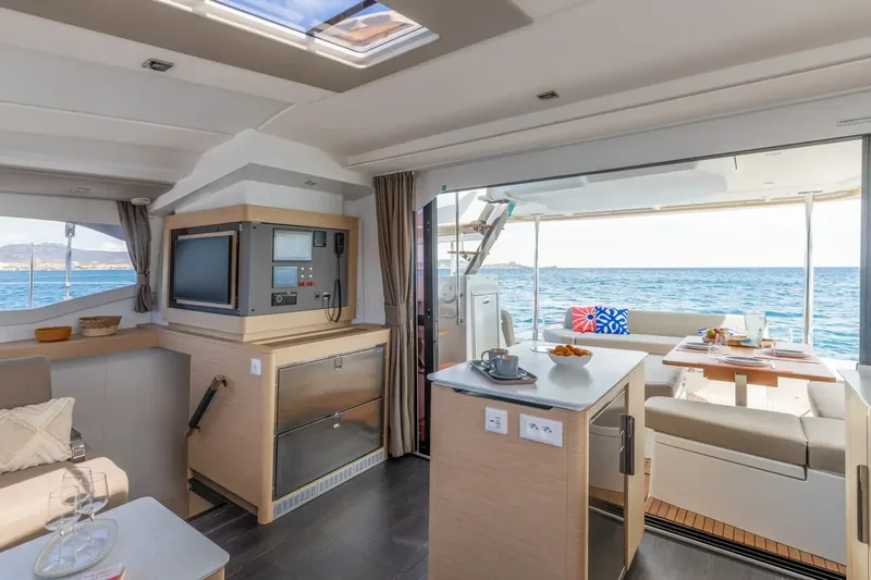 Fountaine Pajot FP 44 – Cockpit et salon en continuité 2 Fountaine Pajot FP 44 – Cockpit et salon en continuité 2